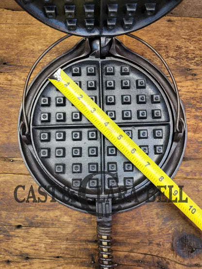 Tougher To Find 1920’S Early Wagner Ware Stylized Logo 1408 #8 Waffle Iron With Short Base!