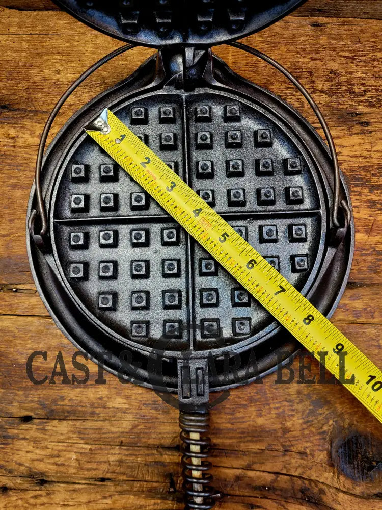 Tougher To Find 1920’S Early Wagner Ware Stylized Logo 1408 #8 Waffle Iron With Short Base!