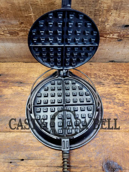 Tougher To Find 1920’S Early Wagner Ware Stylized Logo 1408 #8 Waffle Iron With Short Base!