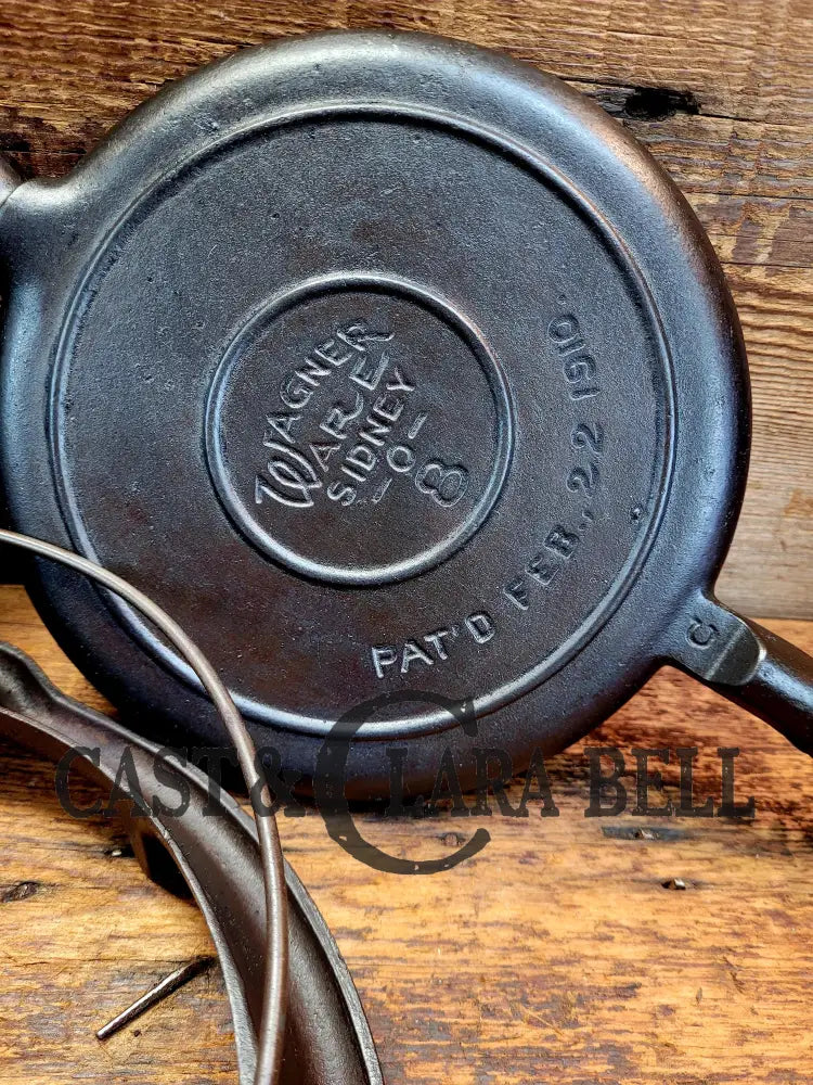 Tougher To Find 1920’S Early Wagner Ware Stylized Logo 1408 #8 Waffle Iron With Short Base!