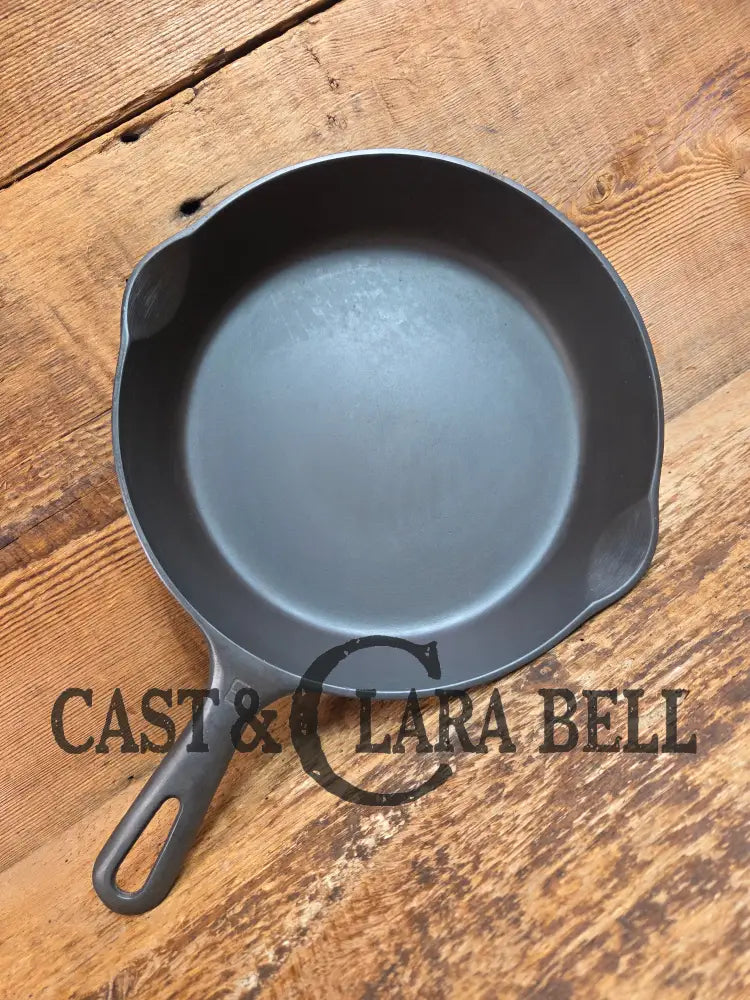 UNIQUE! 1940’s Griswold #6 Cast Iron Skillet with Small Block Logo Grooved Handle and Smooth Bottom 699 W - Skillet