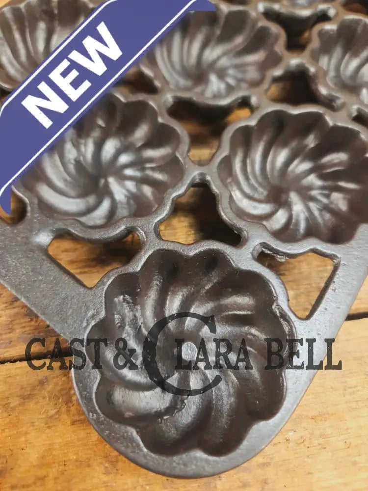 Unique and not seen often Wagner Ware 12 cup Cast Iron Turk Head Gem Pan Bakeware