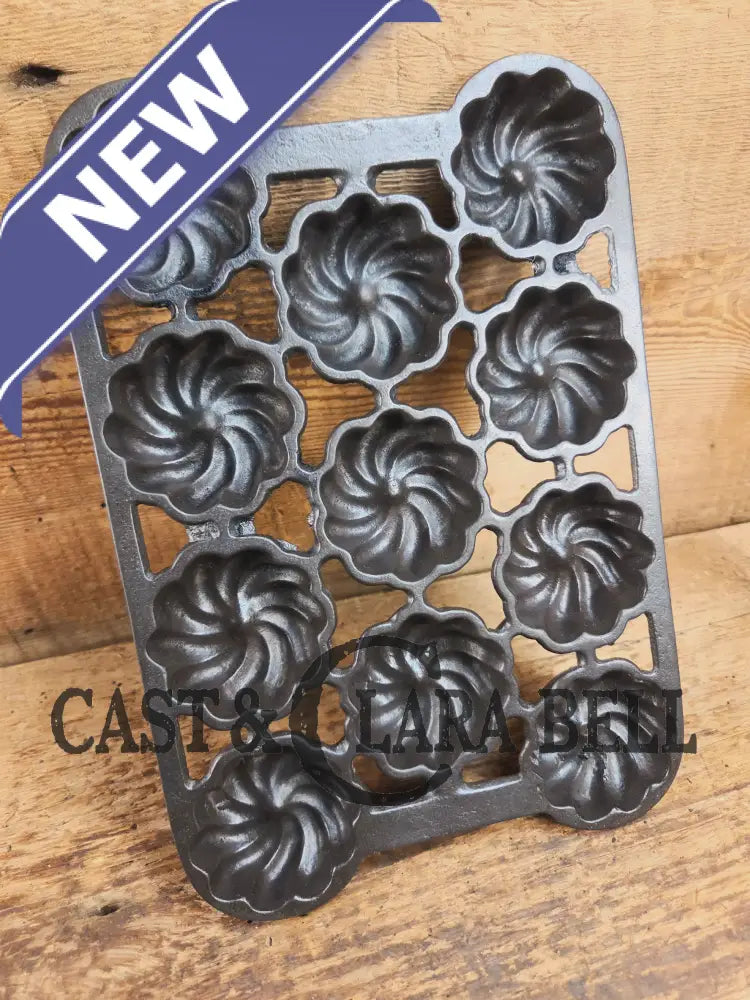 Unique and not seen often Wagner Ware 12 cup Cast Iron Turk Head Gem Pan Bakeware