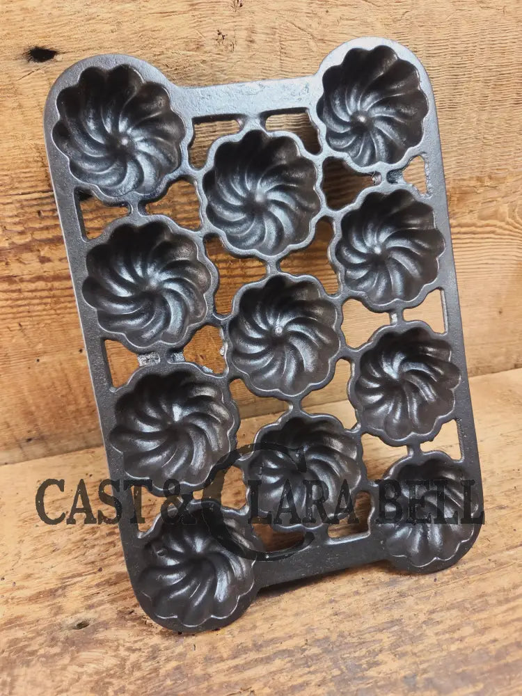 Unique and not seen often Wagner Ware 12 cup Cast Iron Turk Head Gem Pan Bakeware