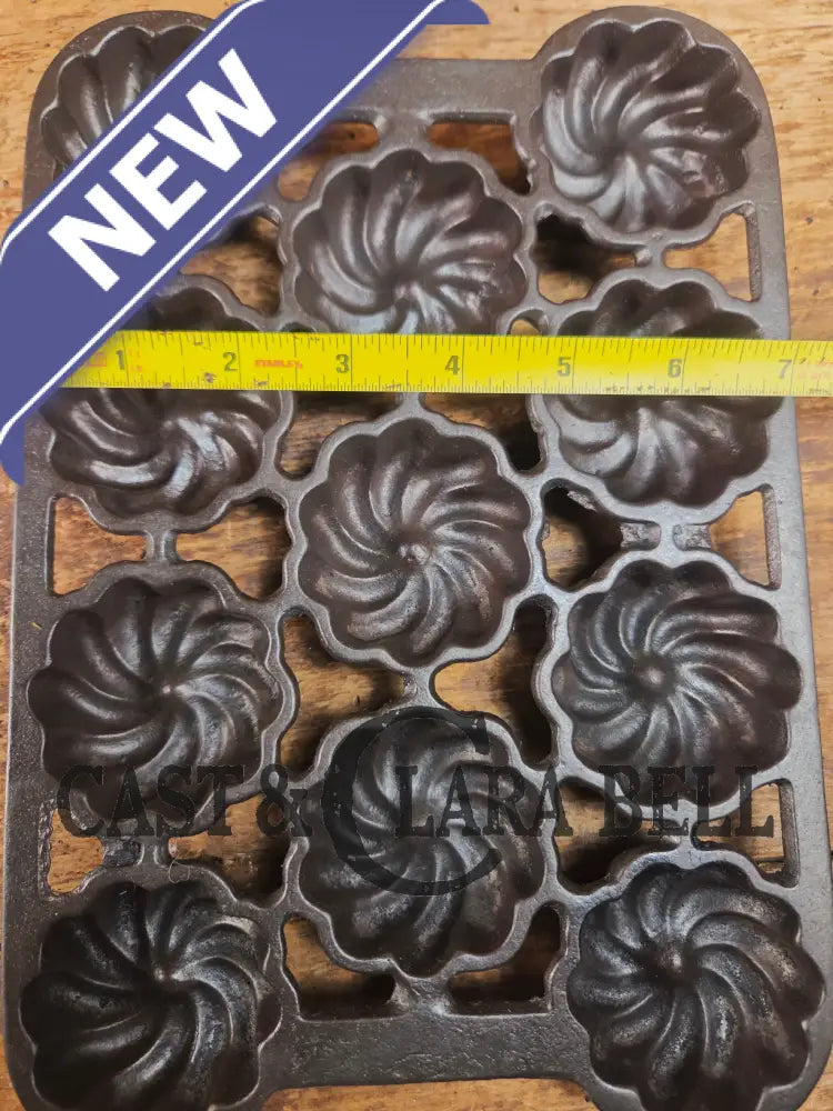 Unique and not seen often Wagner Ware 12 cup Cast Iron Turk Head Gem Pan Bakeware