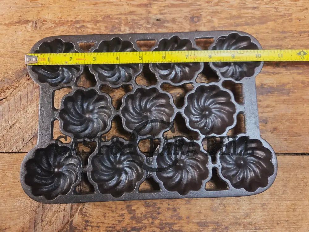 Unique and not seen often Wagner Ware 12 cup Cast Iron Turk Head Gem Pan Bakeware