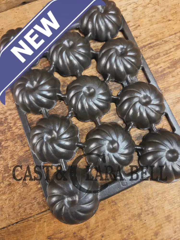 Unique and not seen often Wagner Ware 12 cup Cast Iron Turk Head Gem Pan Bakeware