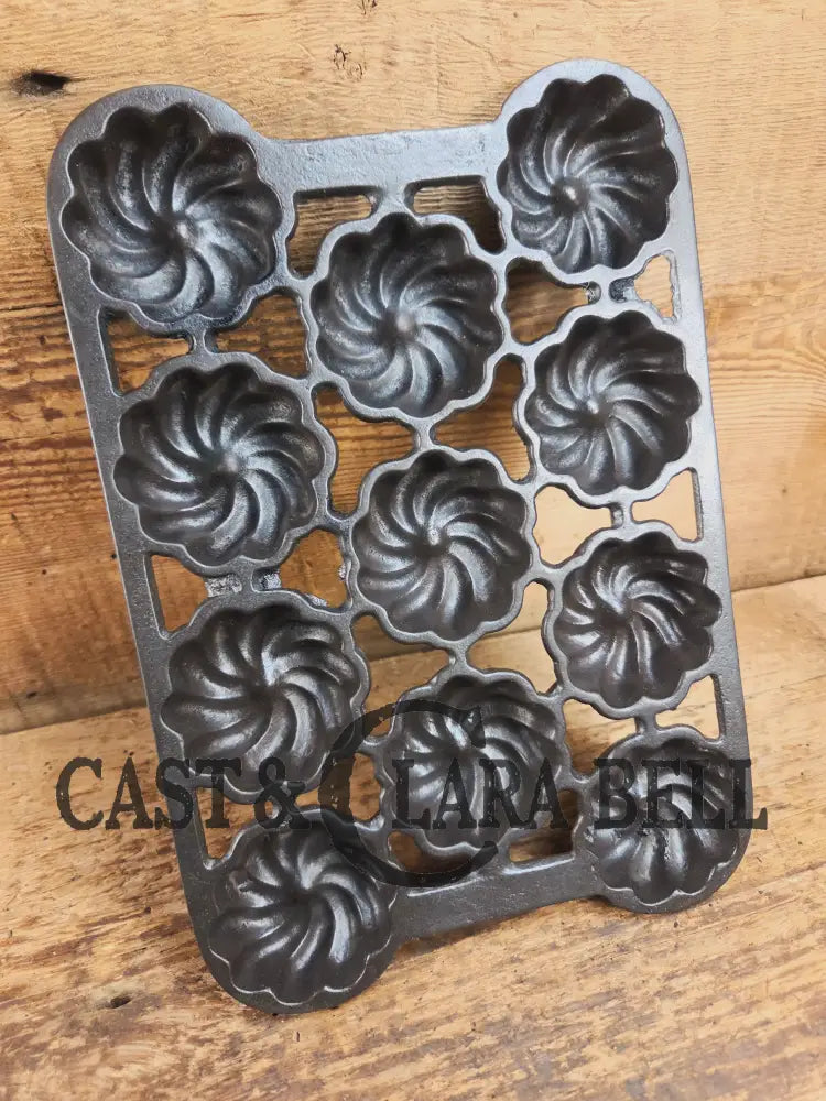 Unique and not seen often Wagner Ware 12 cup Cast Iron Turk Head Gem Pan Bakeware