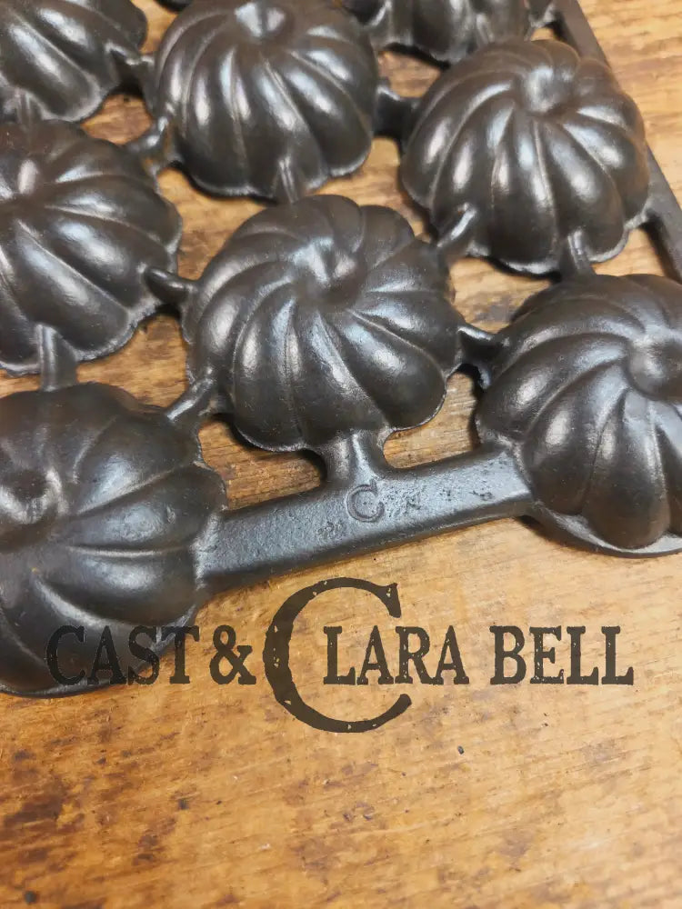 Unique and not seen often Wagner Ware 12 cup Cast Iron Turk Head Gem Pan Bakeware