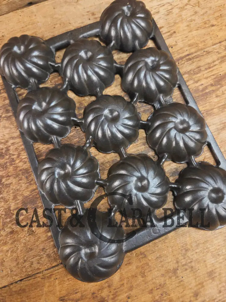 Unique and not seen often Wagner Ware 12 cup Cast Iron Turk Head Gem Pan Bakeware