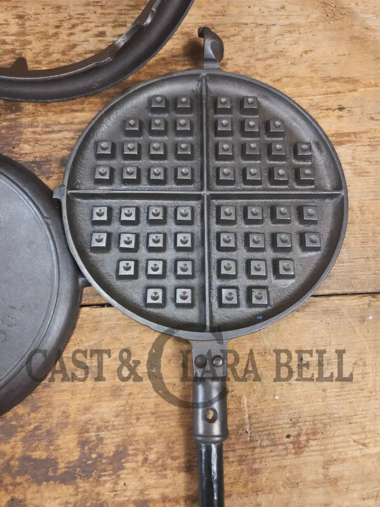 Unique! Early 1900’s Griswold New American Style No. 8 Cast Iron Waffle Iron Low Base 884 Patent 1901. 976/977 paddles