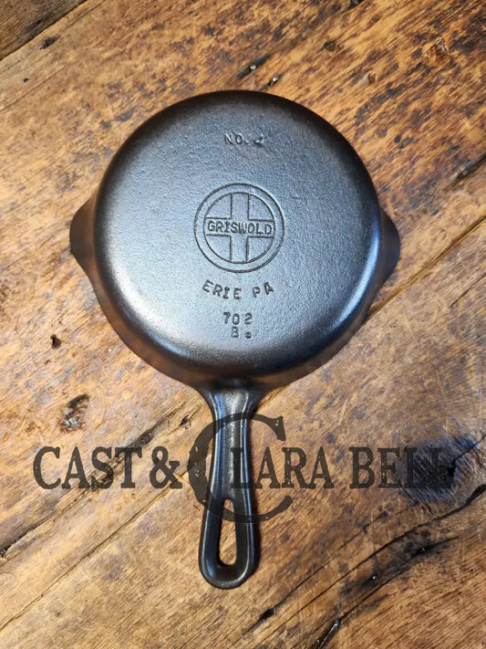 Unique! Griswold No. 4 Cast Iron Skillet With Small Block Logo Grooved Handle 702 B