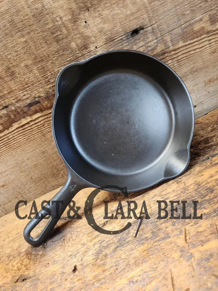 Unique! Griswold No. 4 Cast Iron Skillet With Small Block Logo Grooved Handle 702 B