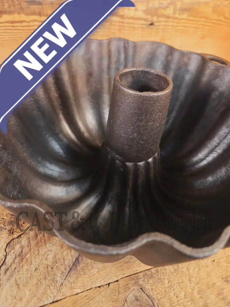 Unknown ’Aristocrat’ style 17 Cup Fluted Bundt Pan with late 1800 gate marking. Really beautiful! - Bakeware