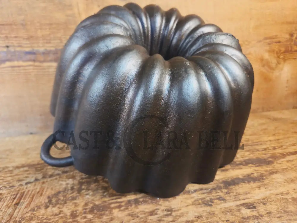 Unknown ’Aristocrat’ style 17 Cup Fluted Bundt Pan with late 1800 gate marking. Really beautiful! - Bakeware