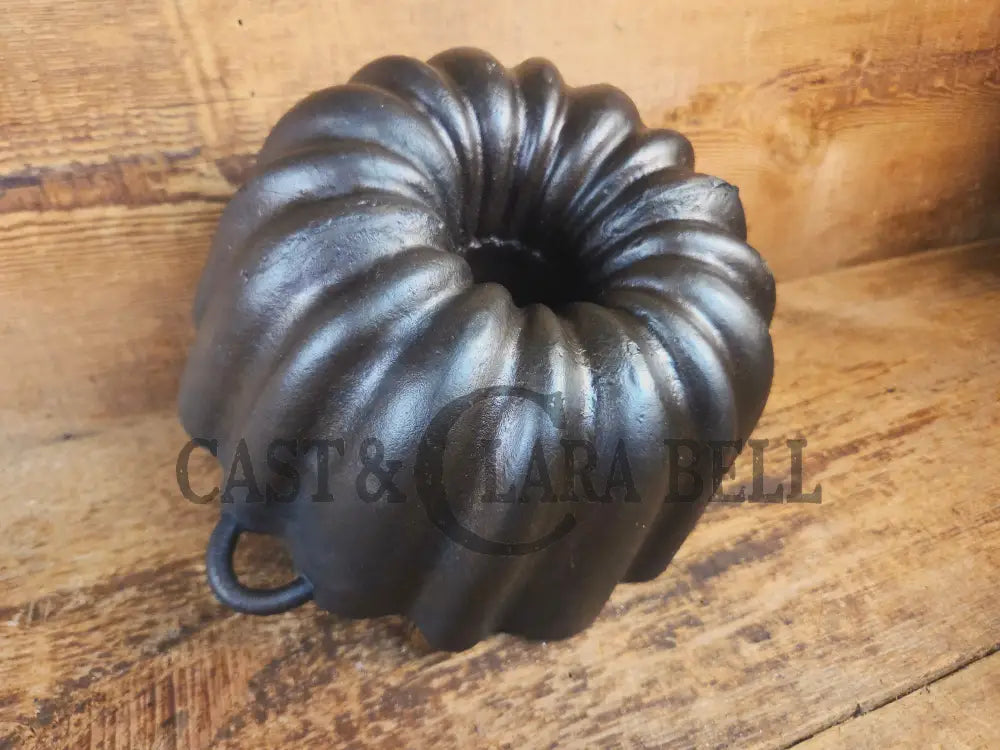 Unknown ’Aristocrat’ style 17 Cup Fluted Bundt Pan with late 1800 gate marking. Really beautiful! - Bakeware