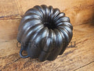 Unknown ’Aristocrat’ style 17 Cup Fluted Bundt Pan with late 1800 gate marking. Really beautiful! - Bakeware