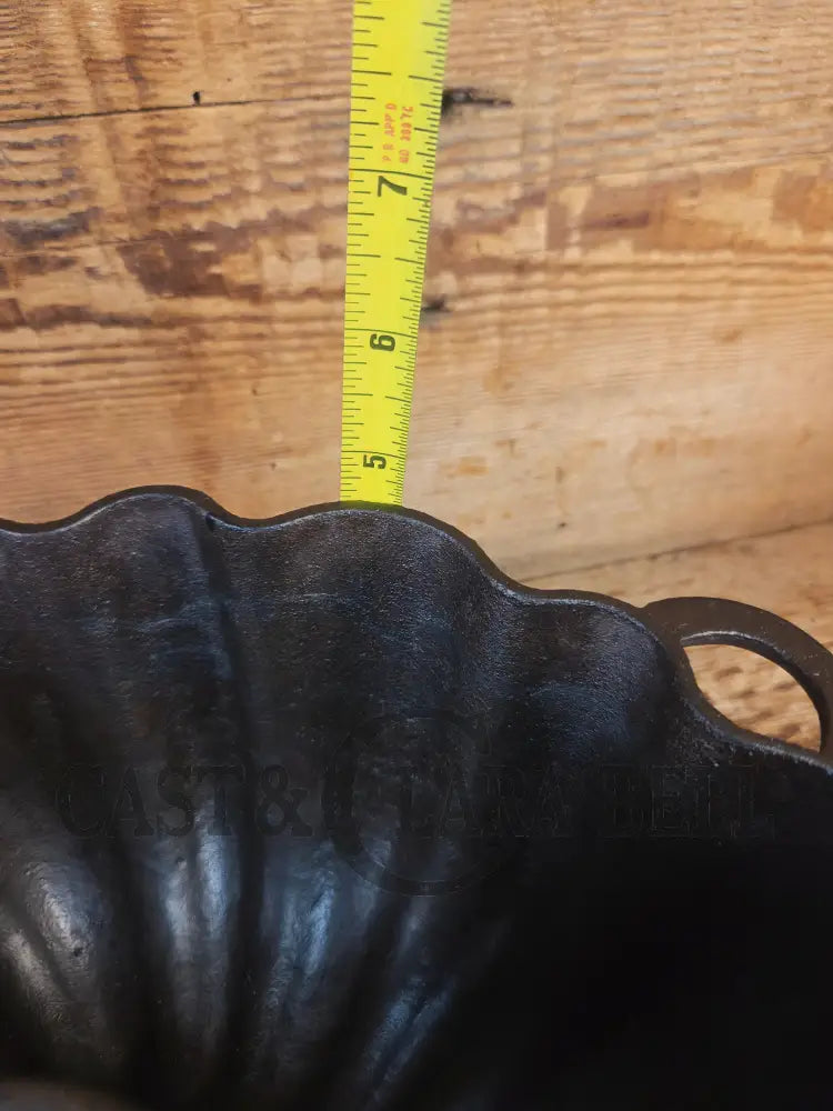 Unknown ’Aristocrat’ style 17 Cup Fluted Bundt Pan with late 1800 gate marking. Really beautiful! - Bakeware