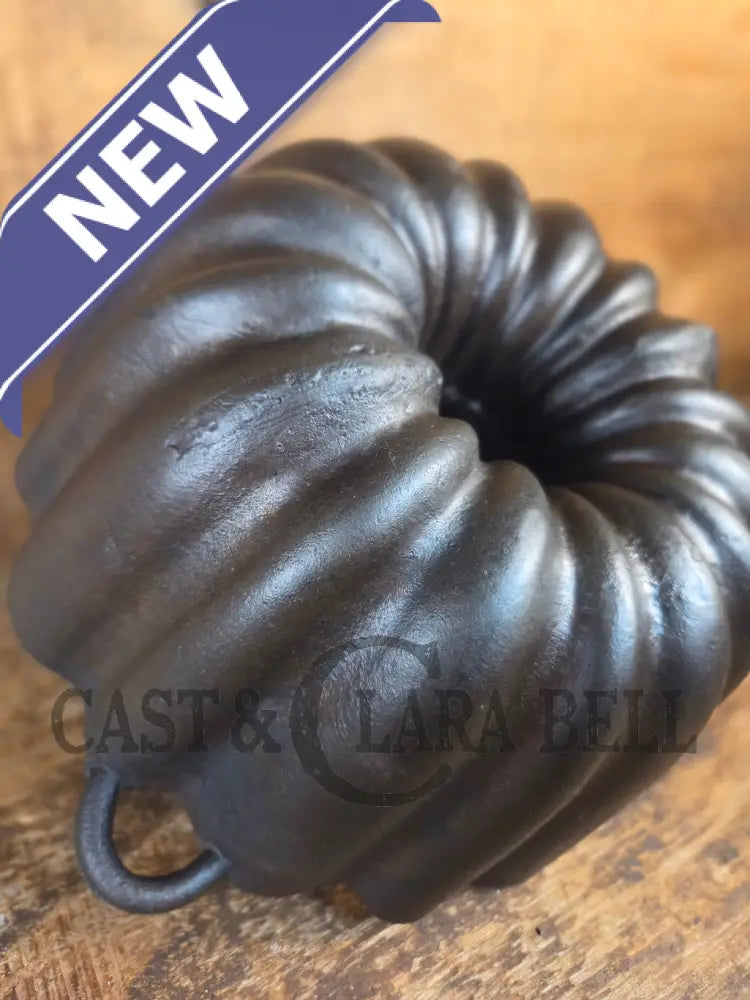 Unknown ’Aristocrat’ style 17 Cup Fluted Bundt Pan with late 1800 gate marking. Really beautiful! - Bakeware