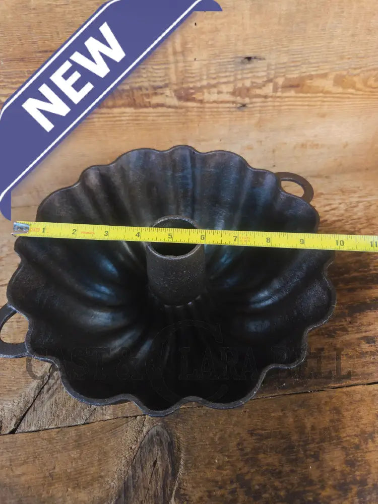 Unknown ’Aristocrat’ style 17 Cup Fluted Bundt Pan with late 1800 gate marking. Really beautiful! - Bakeware