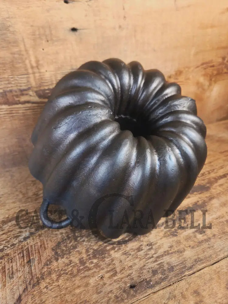 Unknown ’Aristocrat’ style 17 Cup Fluted Bundt Pan with late 1800 gate marking. Really beautiful! - Bakeware