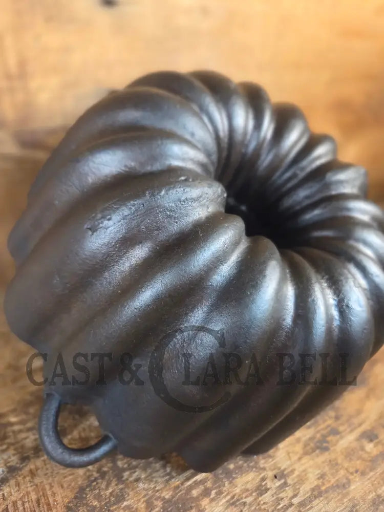 Unknown ’Aristocrat’ style 17 Cup Fluted Bundt Pan with late 1800 gate marking. Really beautiful! - Bakeware