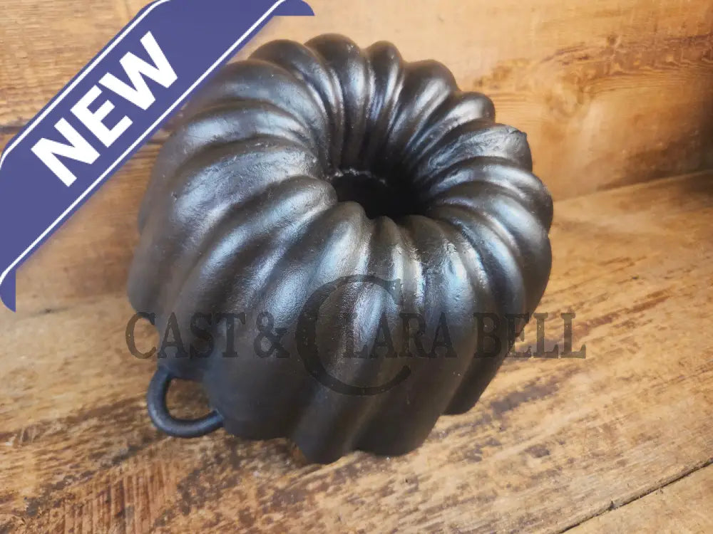 Unknown ’Aristocrat’ style 17 Cup Fluted Bundt Pan with late 1800 gate marking. Really beautiful! - Bakeware