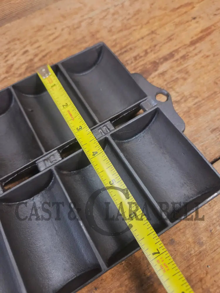 Unknown French Roll No. 11 Pan raised No. 11 & French Roll markings. Very similar to Griswold but likely Unknown