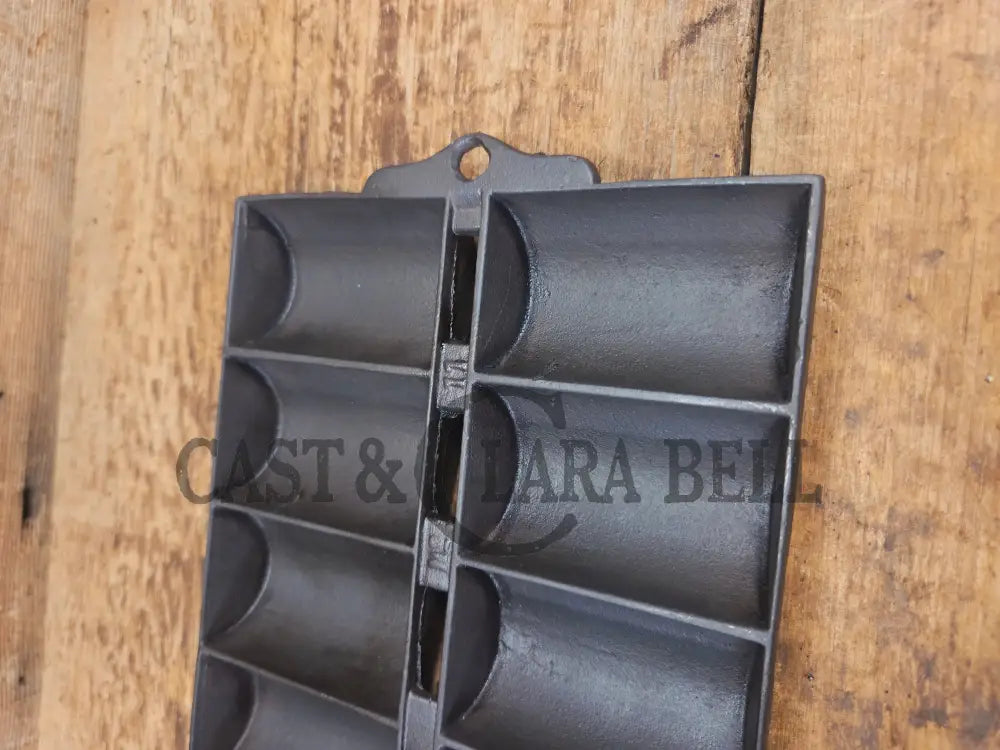 Unknown French Roll No. 11 Pan raised No. 11 & French Roll markings. Very similar to Griswold but likely Unknown