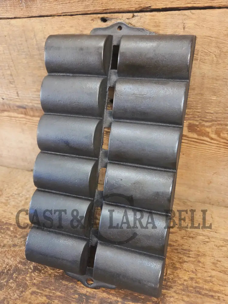 Unknown French Roll No. 11 Pan raised No. 11 & French Roll markings. Very similar to Griswold but likely Unknown