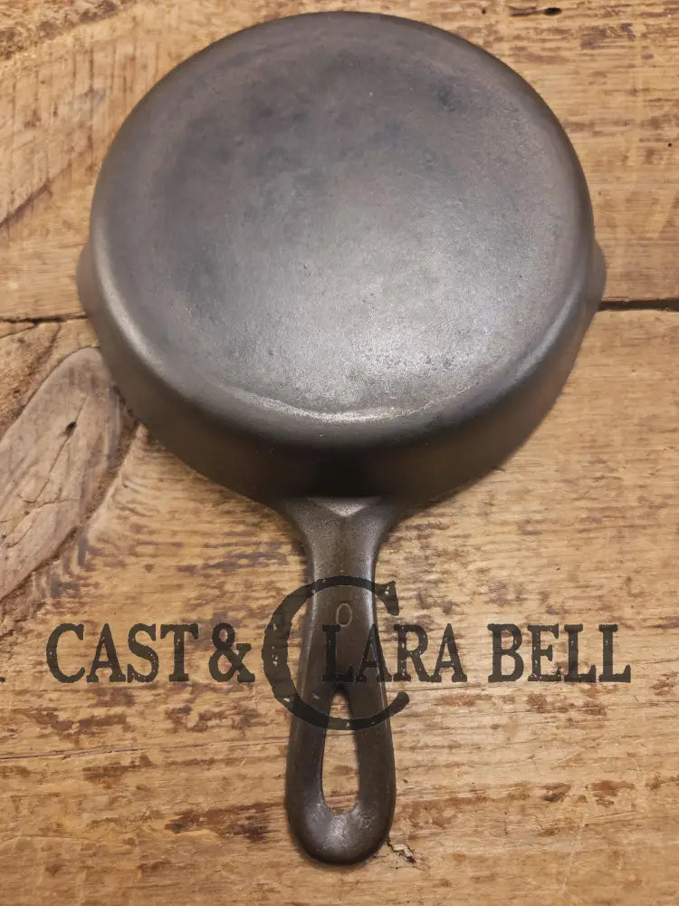 Unknown mystery egg skillet. Really cool daily user to own and use. Very similar to unmarked Wagner (SC24)