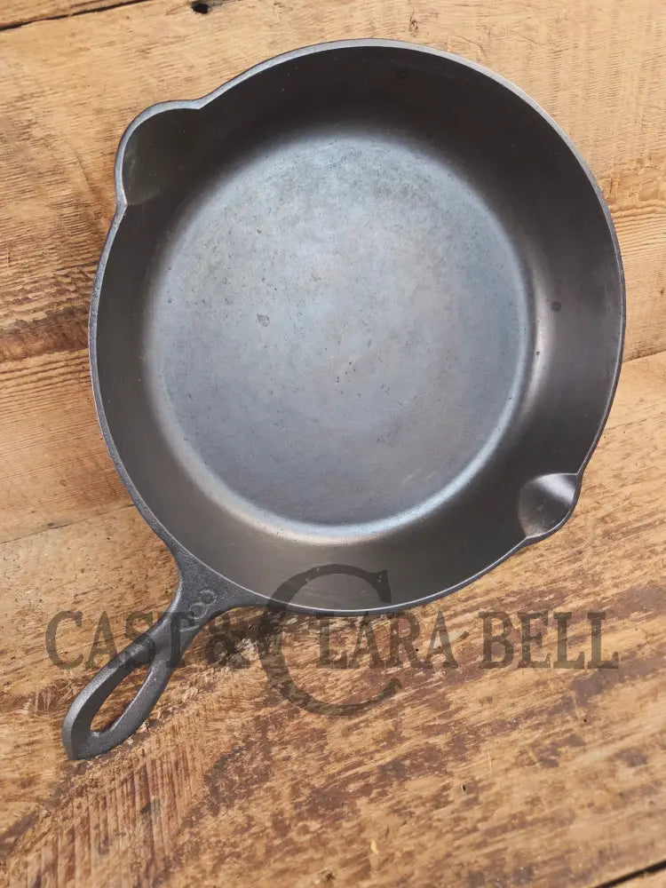 Unknown pointy handled #8 cast iron skillet. Beautiful skillet amazing daily user - Skillet