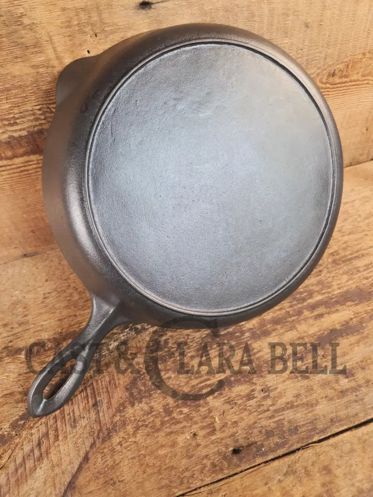Unknown pointy handled #8 cast iron skillet. Beautiful skillet amazing daily user - Skillet
