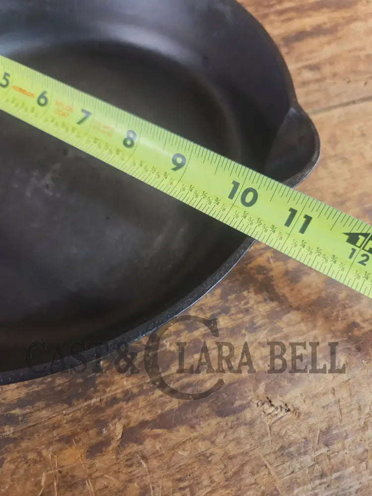 Unknown pointy handled #8 cast iron skillet. Beautiful skillet amazing daily user - Skillet