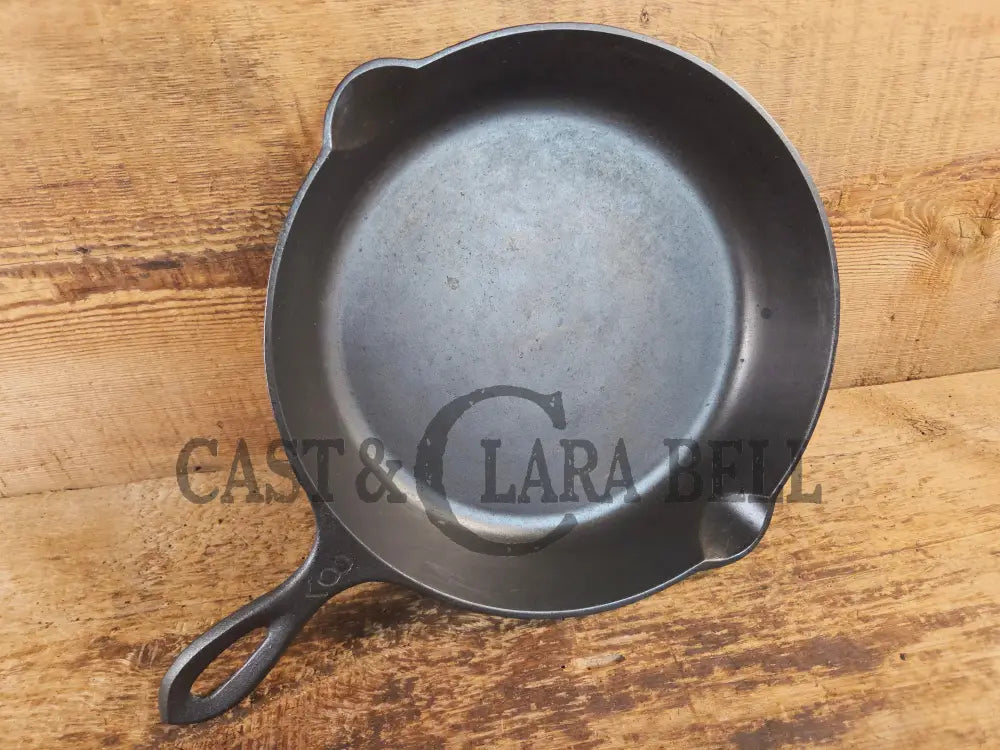 Unknown pointy handled #8 cast iron skillet. Beautiful skillet amazing daily user - Skillet