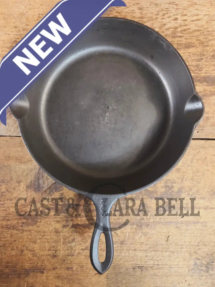 Unknown pointy handled #8 cast iron skillet. Beautiful skillet amazing daily user - Skillet