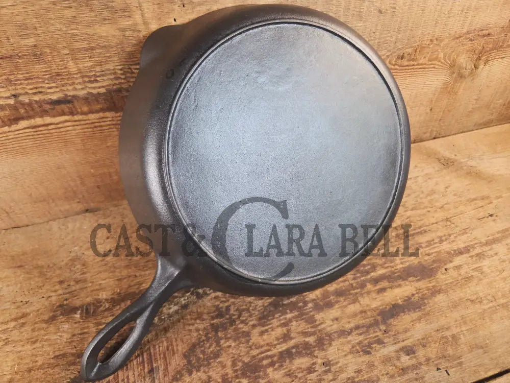Unknown pointy handled #8 cast iron skillet. Beautiful skillet amazing daily user - Skillet