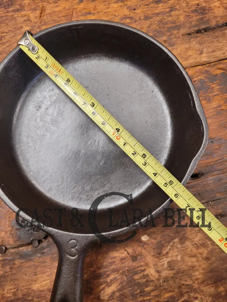 Unmarked Wagner #3 Cast Iron Egg Skillet