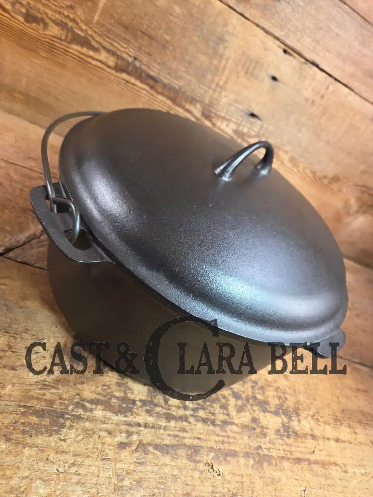 Very hard to find and HUGE! #10 Griswold made ’Puritan’ brand Dutch Oven. So unique and almost mint! Dutch Ovens