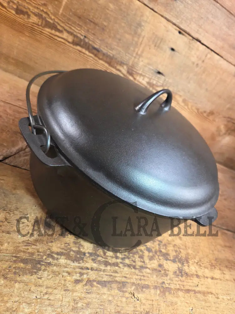 Very hard to find and HUGE! #10 Griswold made ’Puritan’ brand Dutch Oven. So unique and almost mint! Dutch Ovens
