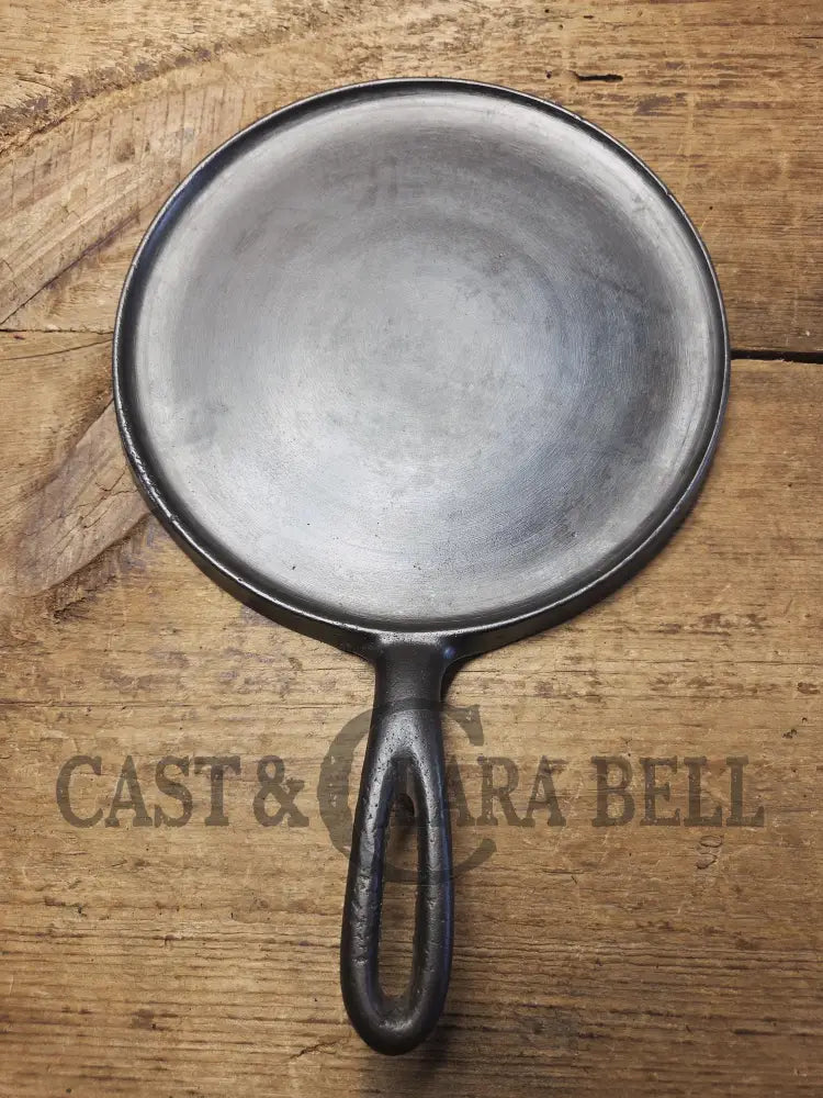 Very Hard to Find. Early 1900’s Wagner ’Arc’ Straight Logo #7 Griddle Skillet. Over 120 years old and in almost perfect