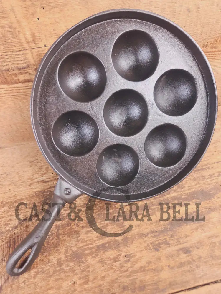 Very unique Wagner unmarked Aebleskiver with detachable handle - Skillet
