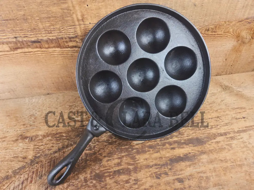 Very unique Wagner unmarked Aebleskiver with detachable handle - Skillet