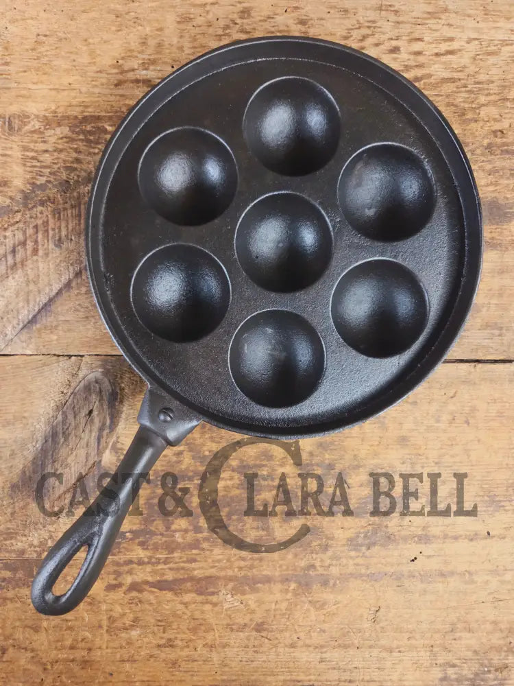 Very unique Wagner unmarked Aebleskiver with detachable handle - Skillet
