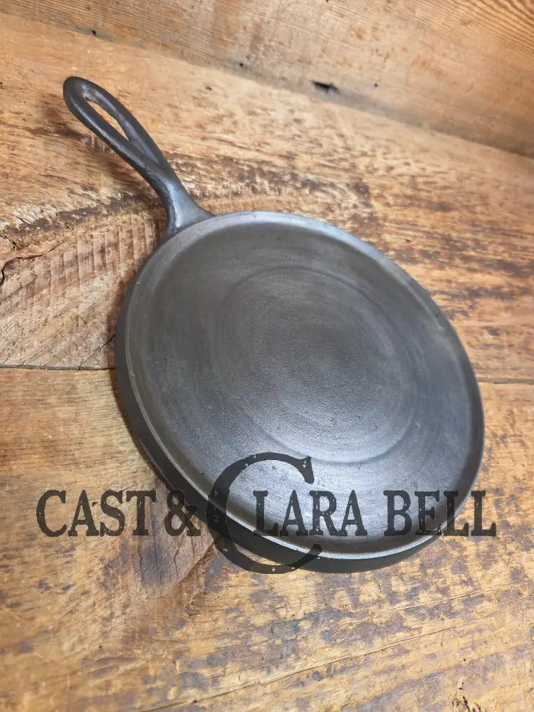 Wapak #7 Cast Iron Round Griddle. Perfect for grilled cheese and omelets Griddle