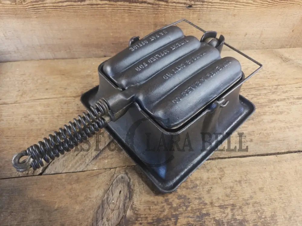 What a COOL novelty! Rare Dixie Mfg and Co. Dixie Dog cornbread waffle iron! Waffle Iron