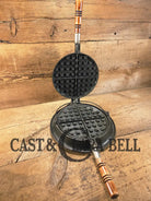 Whoa!! 1910’s Early Wagner ’Arc’ style logo Mfg Co. Sidney O #8 Waffle Iron with Short Base!