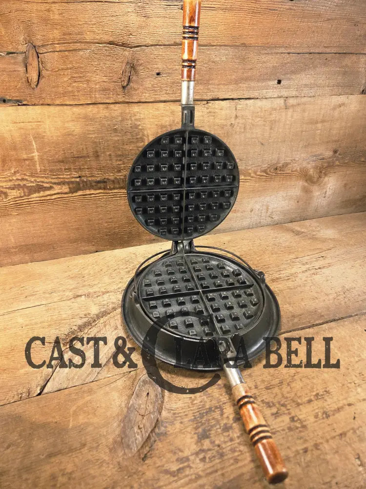 Whoa!! 1910’s Early Wagner ’Arc’ style logo Mfg Co. Sidney O #8 Waffle Iron with Short Base!