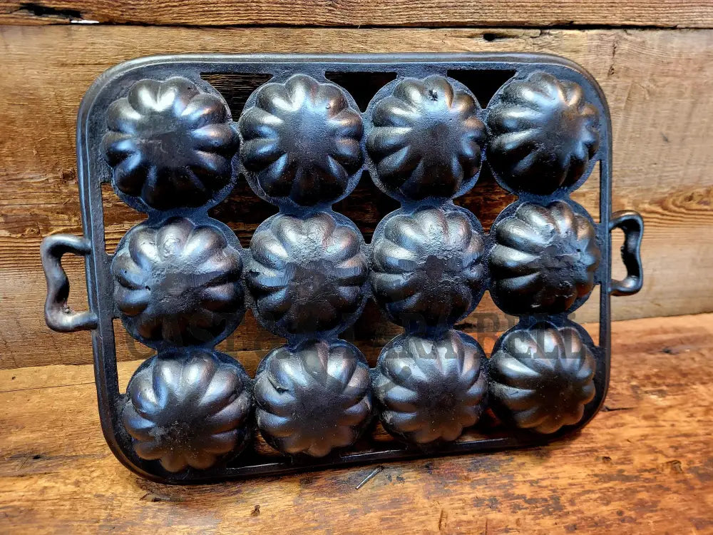 Whoa!! Gorgeous Lodge 12 #20 Open Frame Cast Iron Turk Head Gem Pan. Awesome Gift! Bakeware