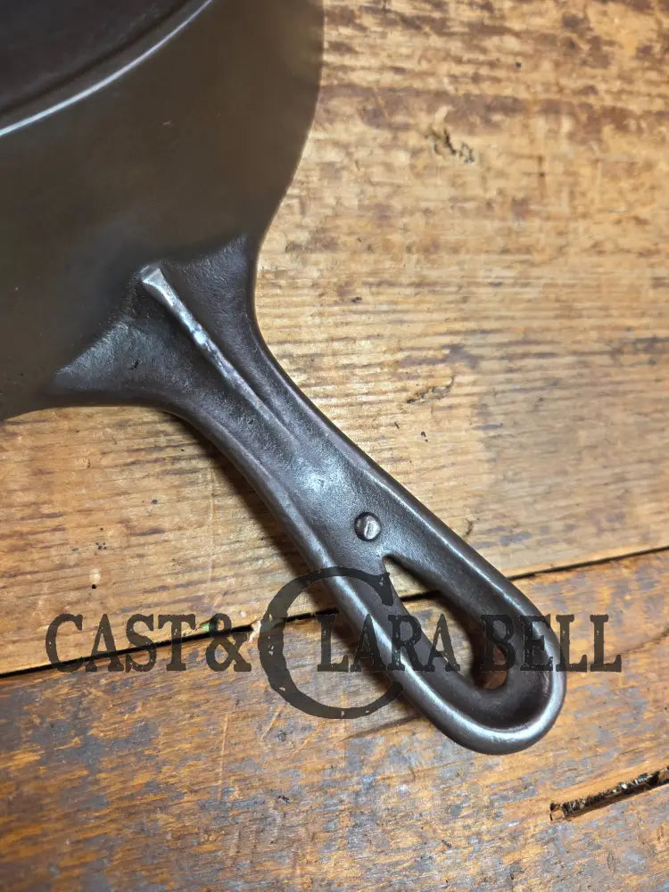 Wow and WOW! Rare 1920’s Wapak ’Chicken Foot’ skillet. As sought after as the infamous Wapak Indian Logo. Gorgeous